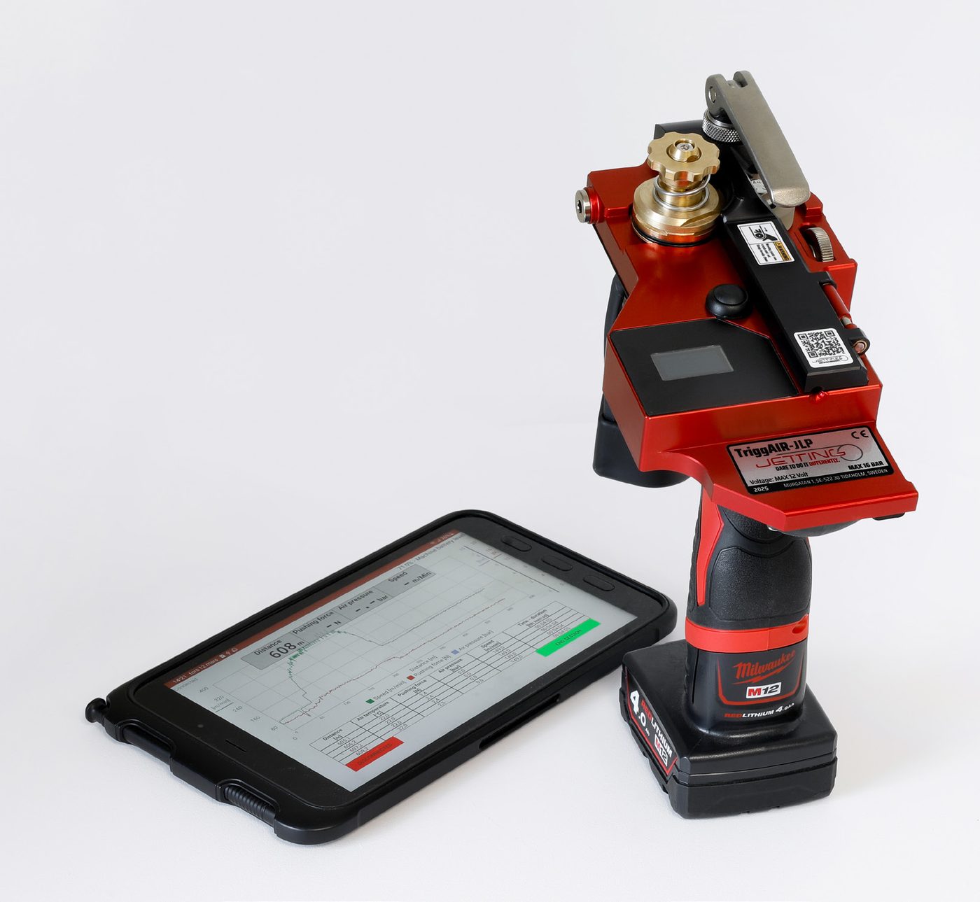 TriggAir JLP Glasfaser-Einblasmaschine auf einem 12-V-Akku, daneben ein Tablet mit JetLogger BT