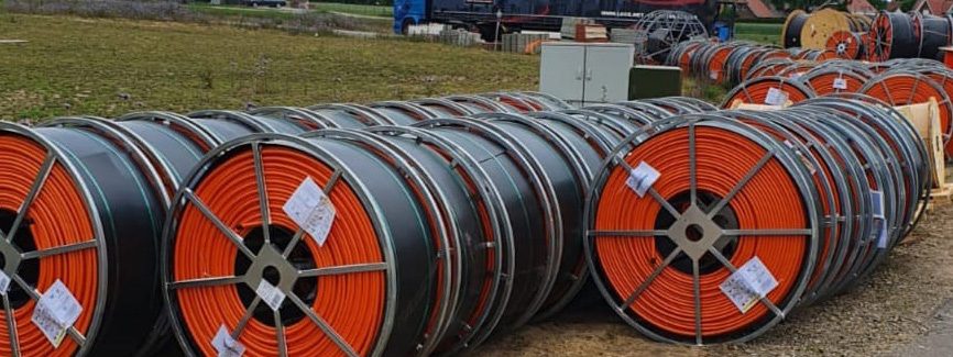 Glasfaserkabeltrommeln und Rohre bereit für den Ausbau