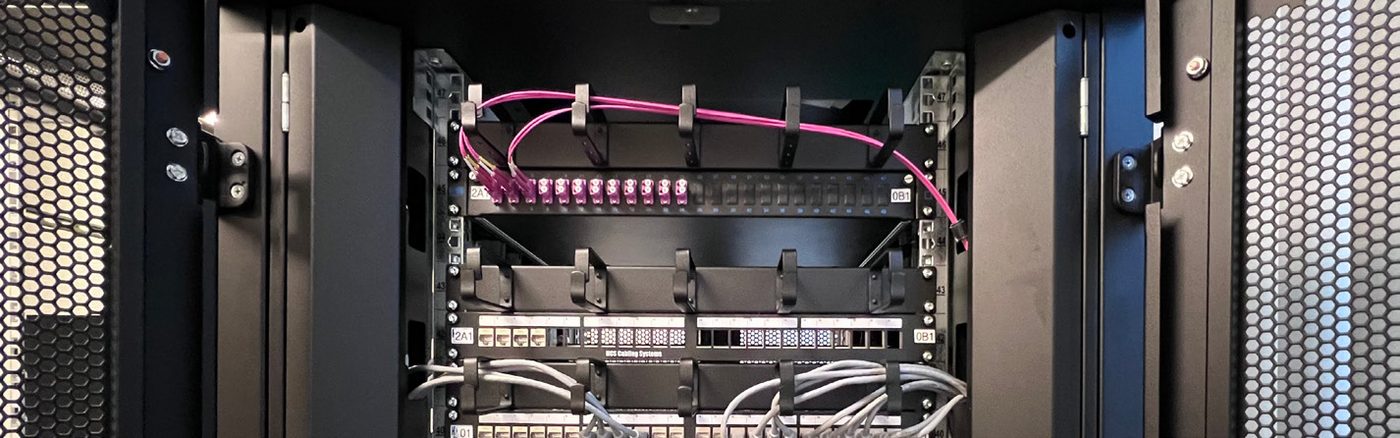 Structured fibre and copper patching in a data cabinet
